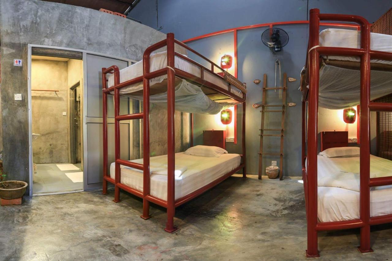 Motodorm Langkawi Hostel Kuah Bagian luar foto